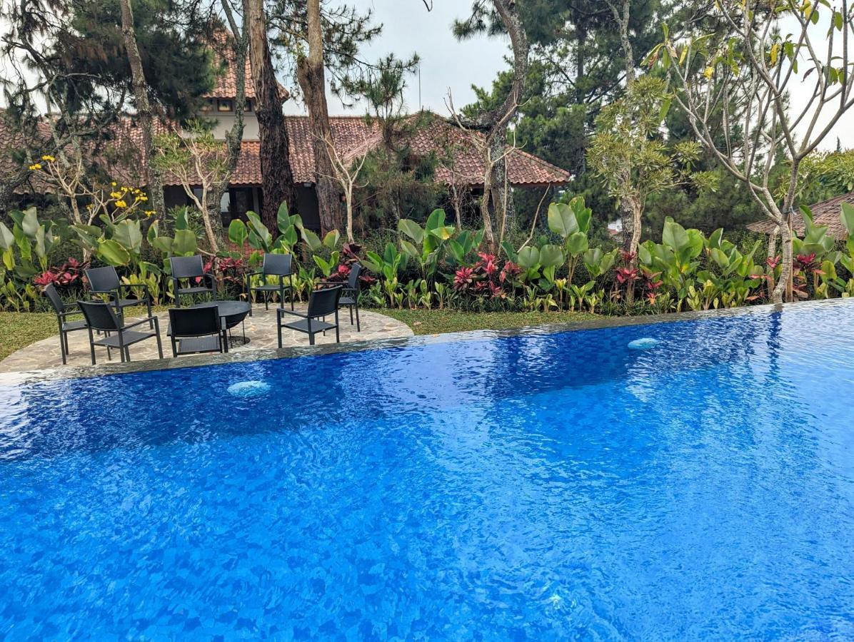 Cottonwood Exclusive Villa @Lembang Asri - Jacuzzi Playground Netflix Billyard Exterior photo
